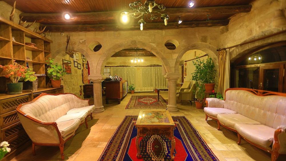 Holiday Cave Hotel 5/81