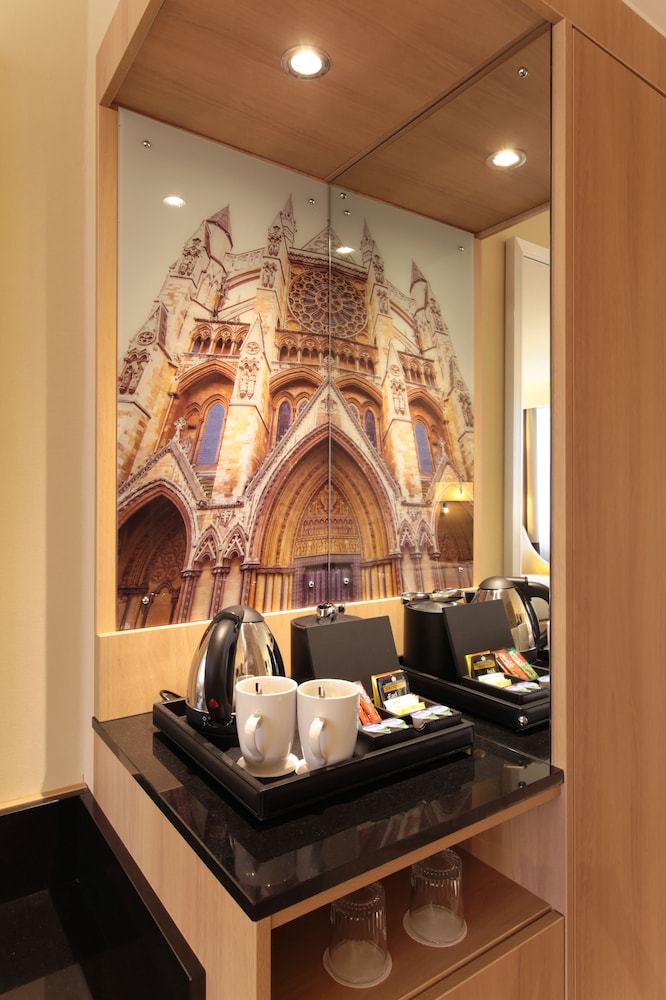 RENAISSANCE LONDON HEATHROW HOTEL 30/46