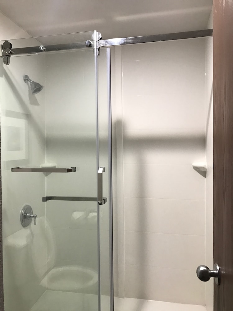La Quinta Inn St Louis Hazelwood Airport North 24/59
