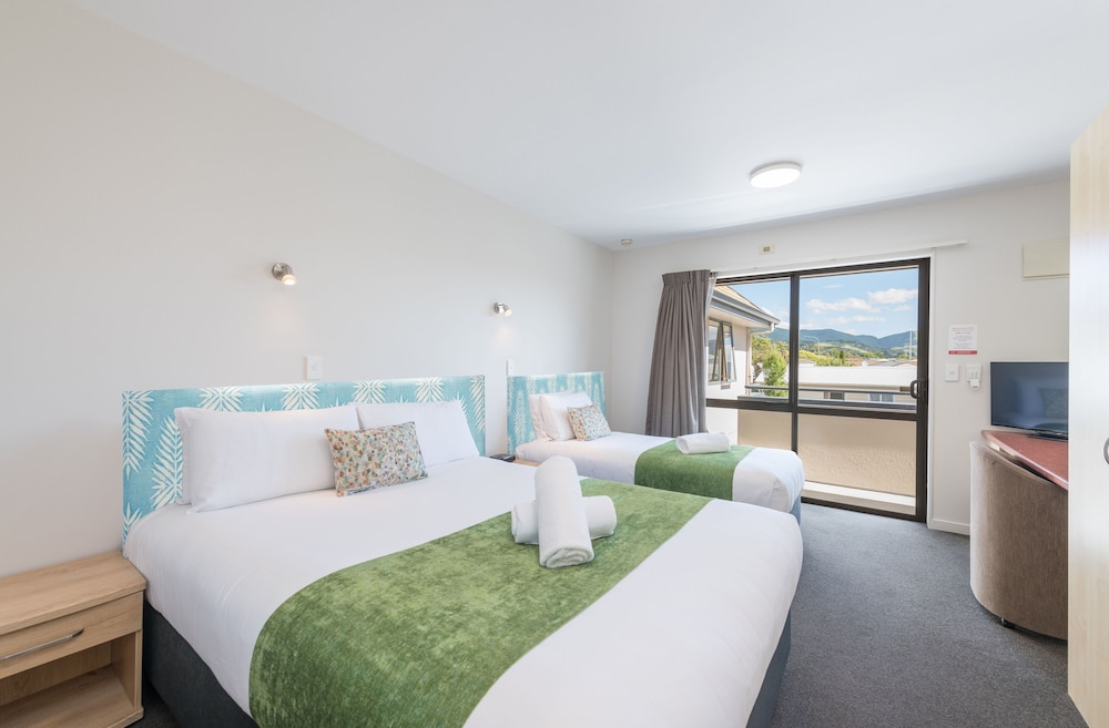 STUDIO, TRIPLE, TWIN BEDS
