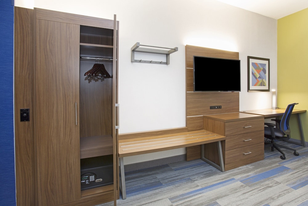 Holiday Inn Express Kansas City - At The Legends 57/60