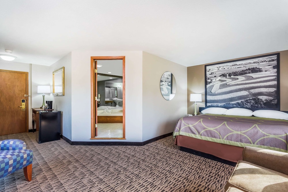Baymont Inn and Suites by Wyndham Platteville 2/13