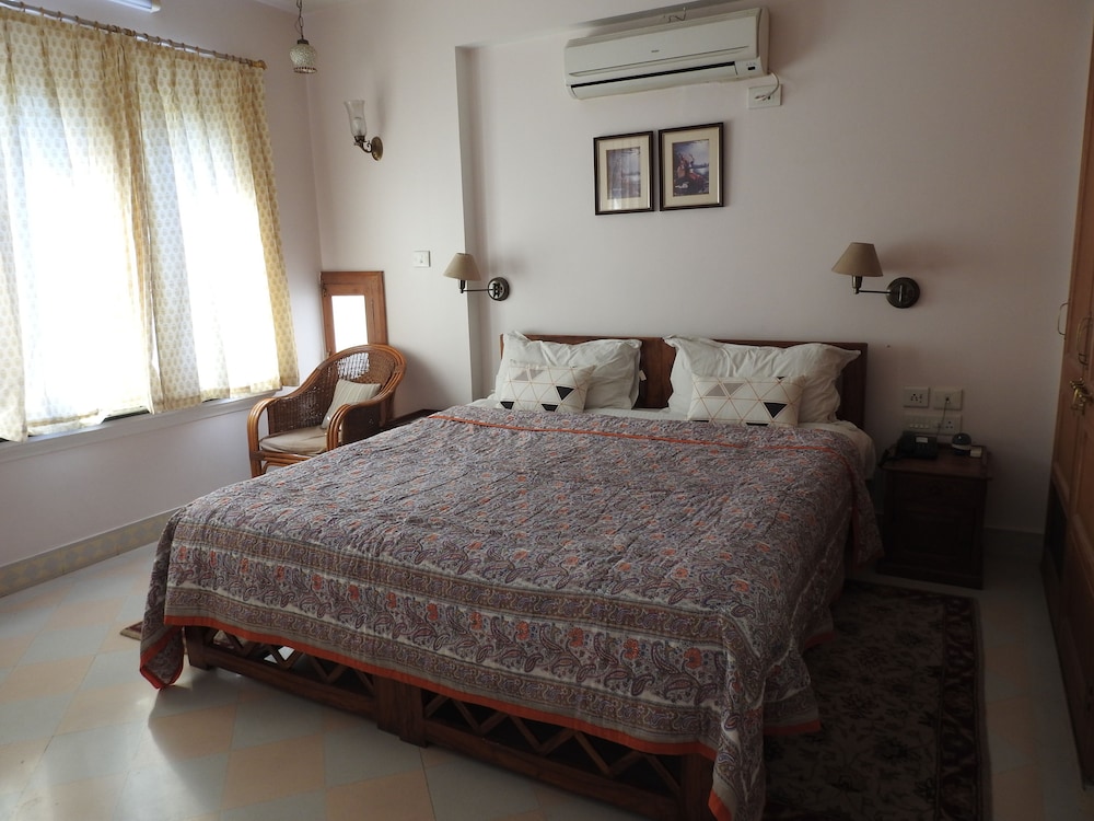 Om Niwas Suite Hotel 11/67