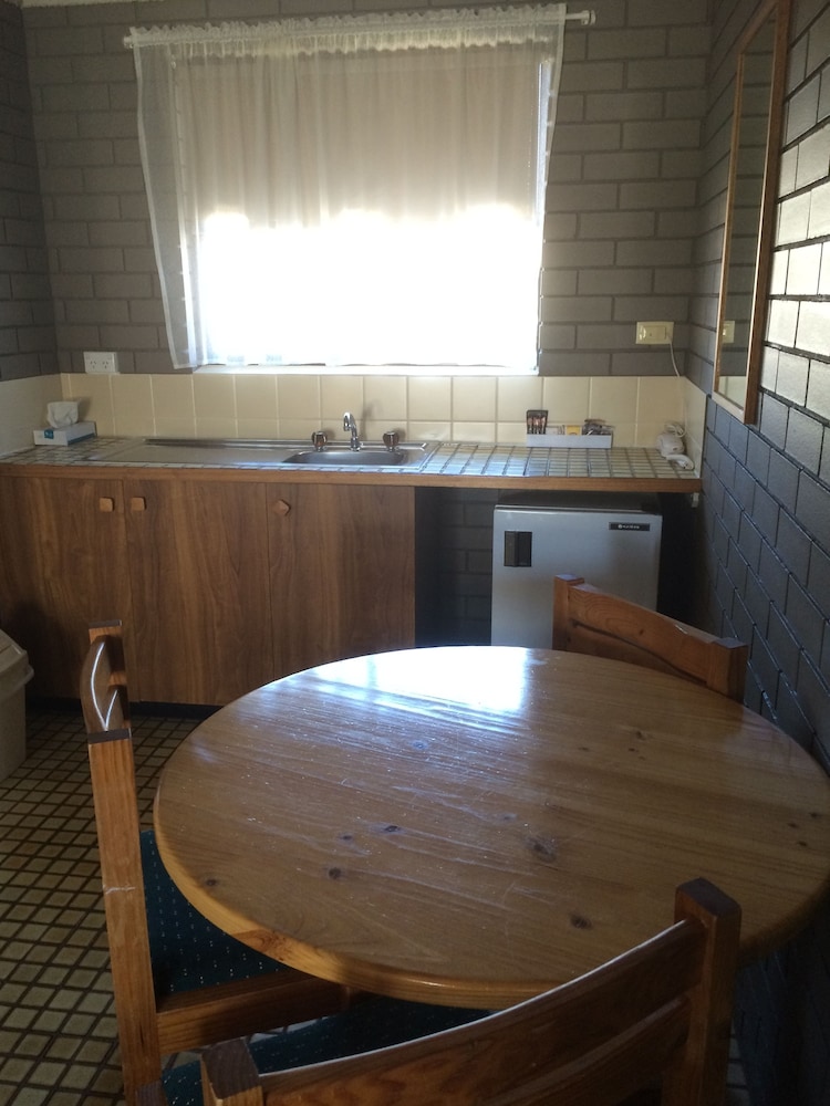 TUMUT VALLEY MOTEL 30/32