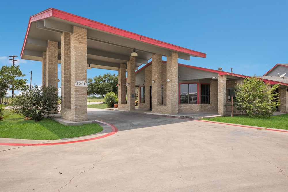 Americas Best Value Inn Lockhart TX (ex OYO Hotel) 30/40