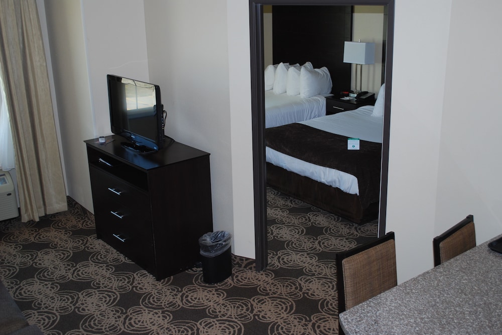 Landmark Suites 11/50