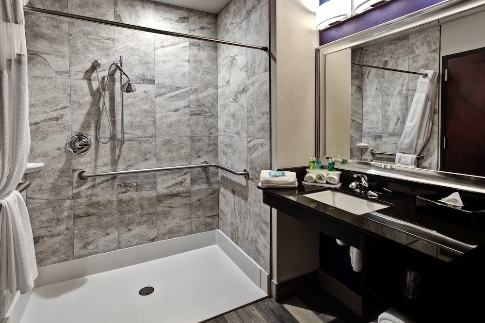 Holiday Inn Express Hutchinson 18/47