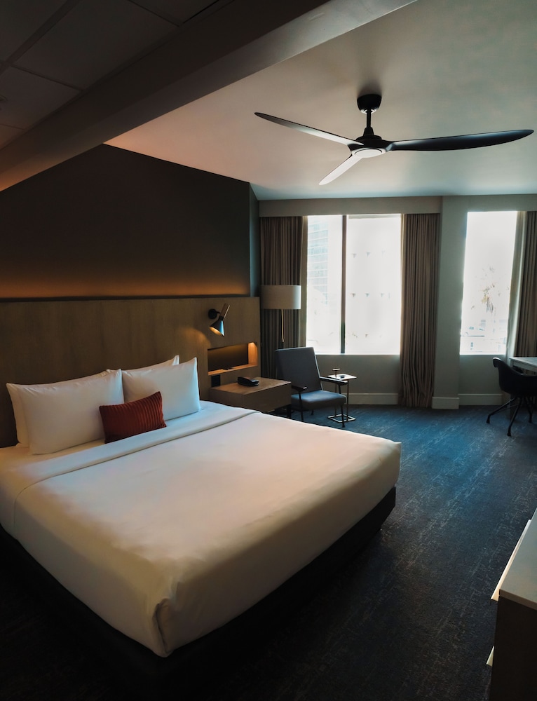 PLUSH ROOM, DELUXE, KING BED