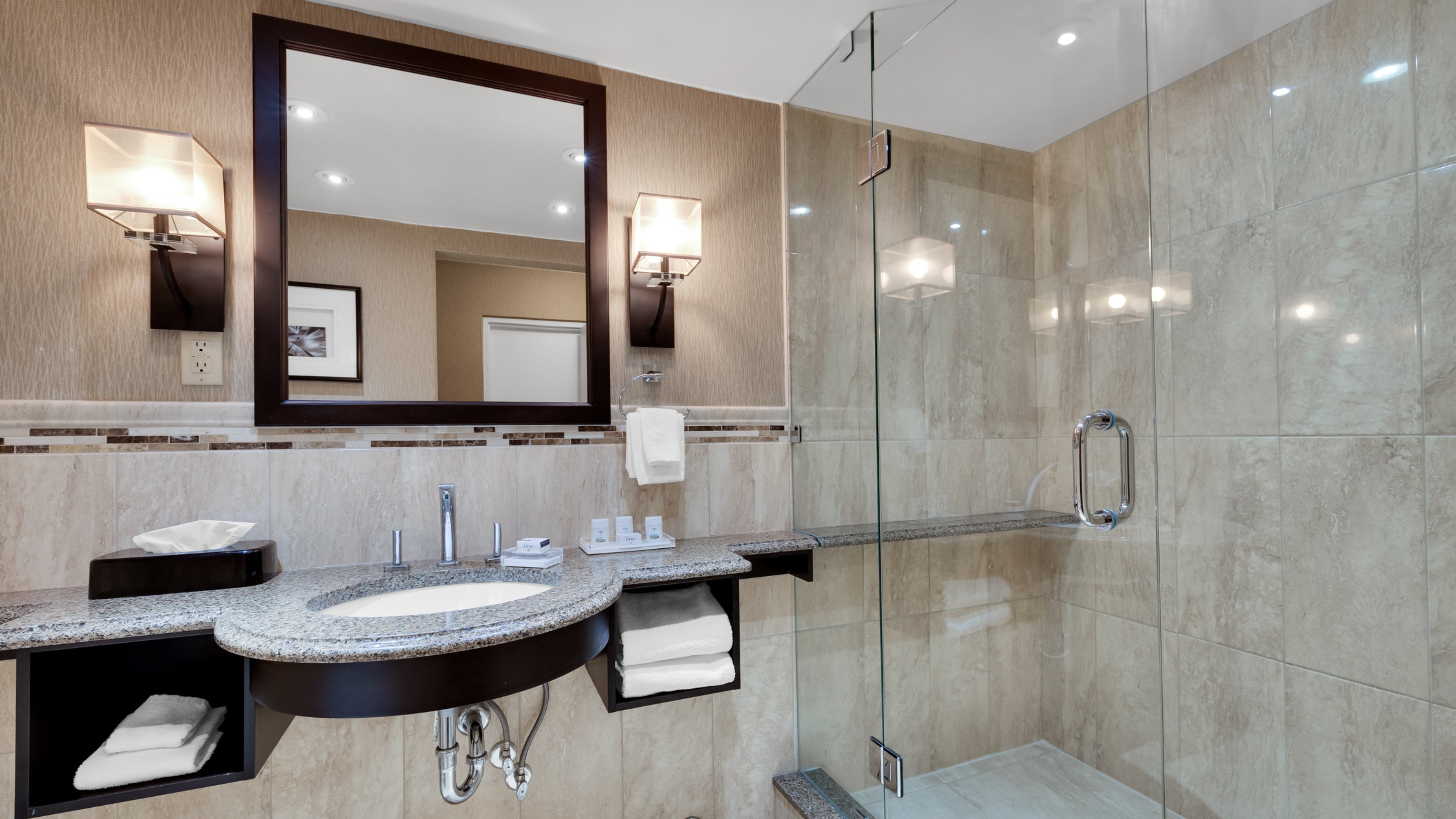 جناح بسرير كينج بمنطقة جلوس، Holiday Inn Peterborough Waterfront 3/3