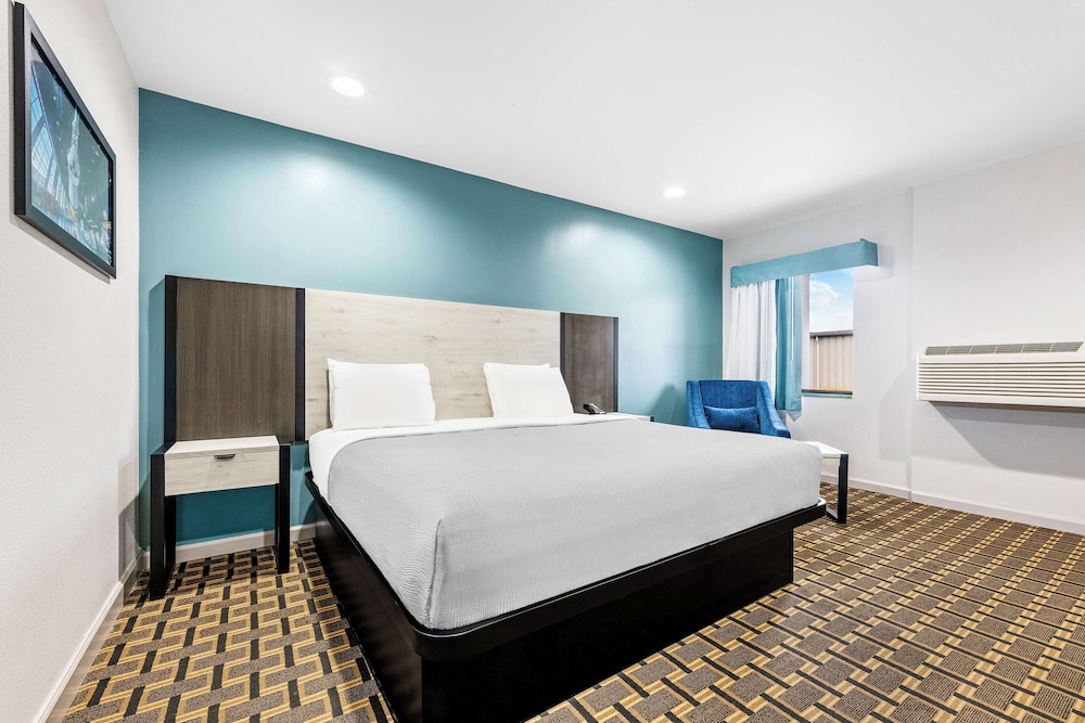 غرفة قياسية بسرير كينج لذوي الإعاقة، SureStay by Best Western Huntsville University Area 2/3