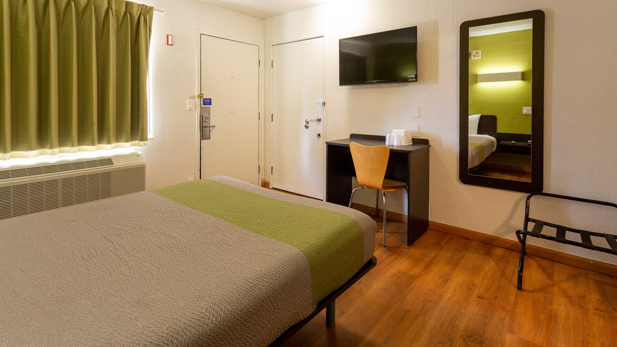 1 Full Bed - Mobility Access Tub, Nsmk، Motel6 Camp Springs, DC - South Camp Springs 4/7