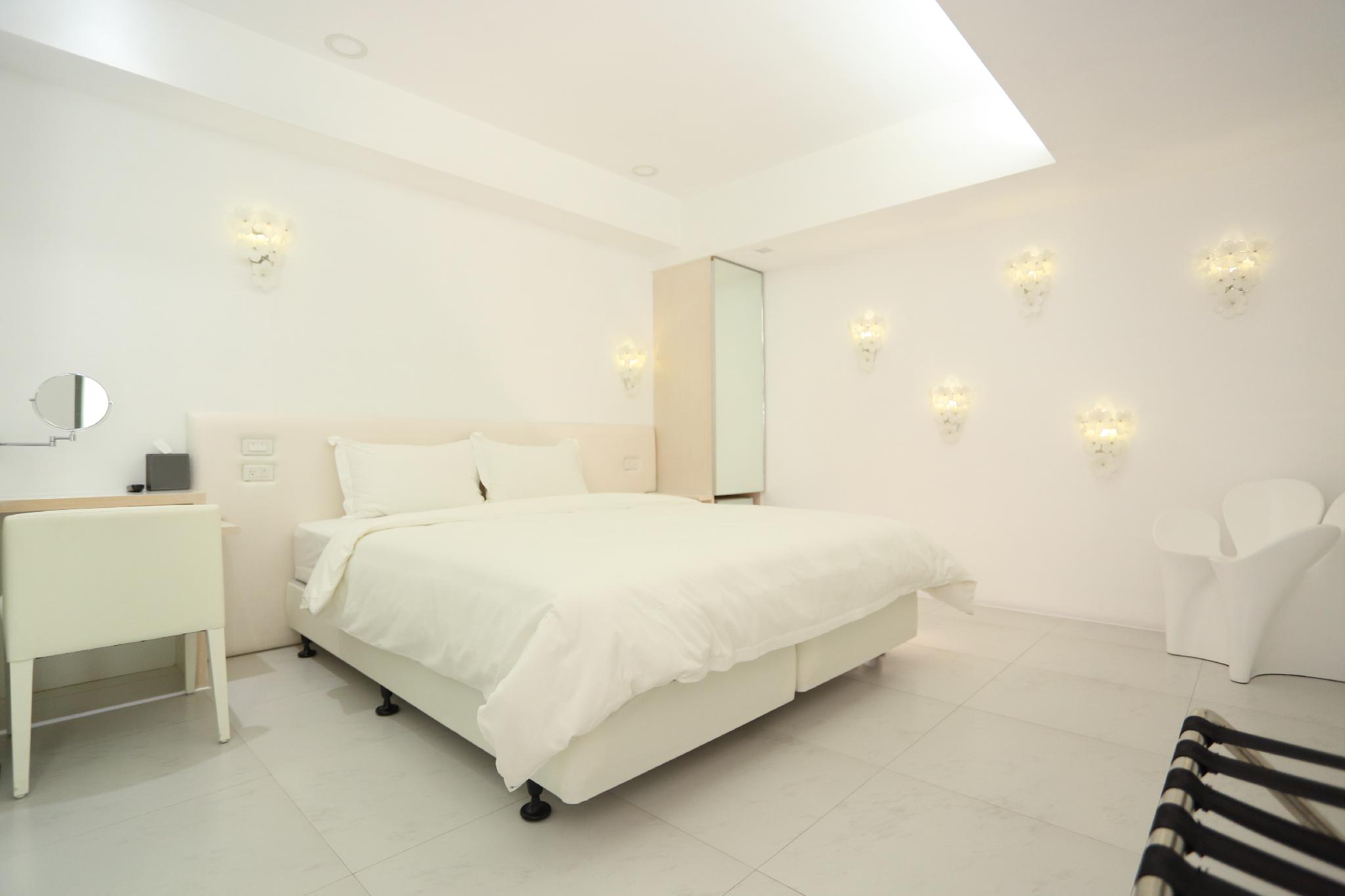 Standard, King Bed, No Window
