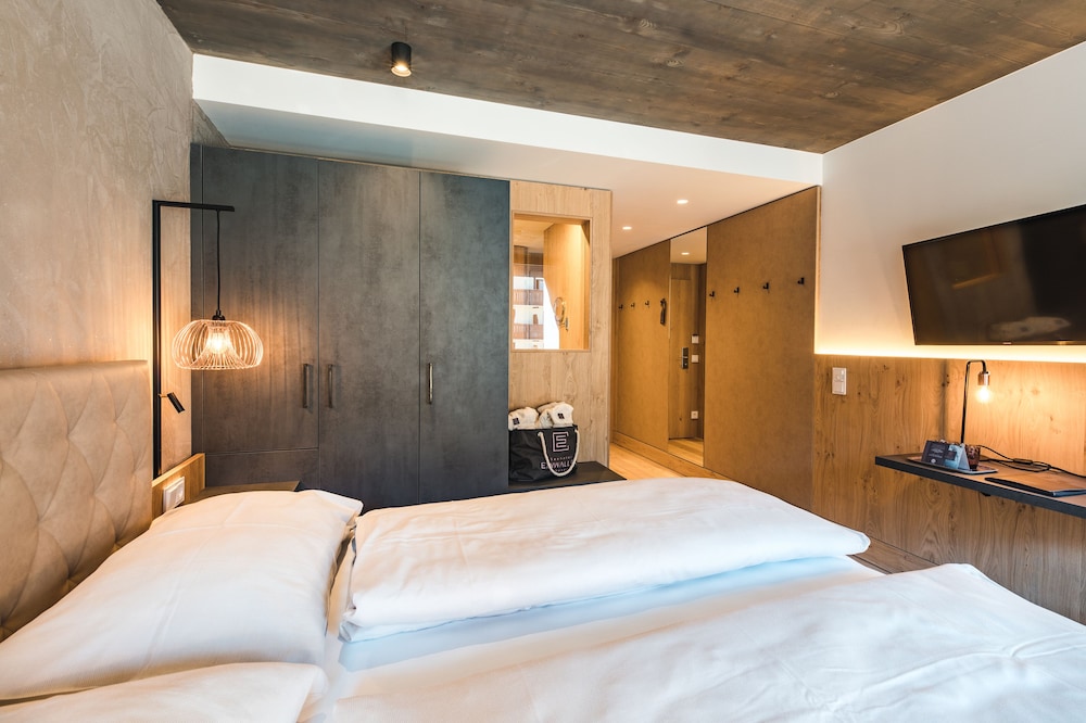 غرفة بسرير مزدوج