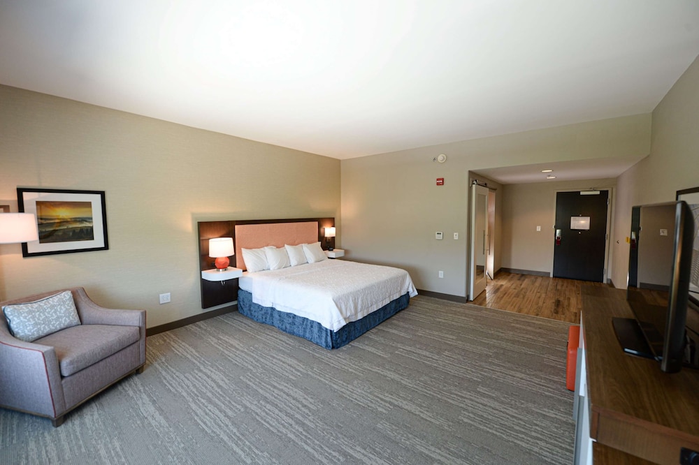 Hampton Inn Suites Lenoir Nc 38/76
