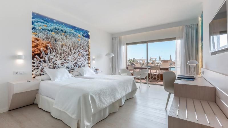 Room, Single, 2 Double Beds, Lateral Side Sea View, Shared Pool