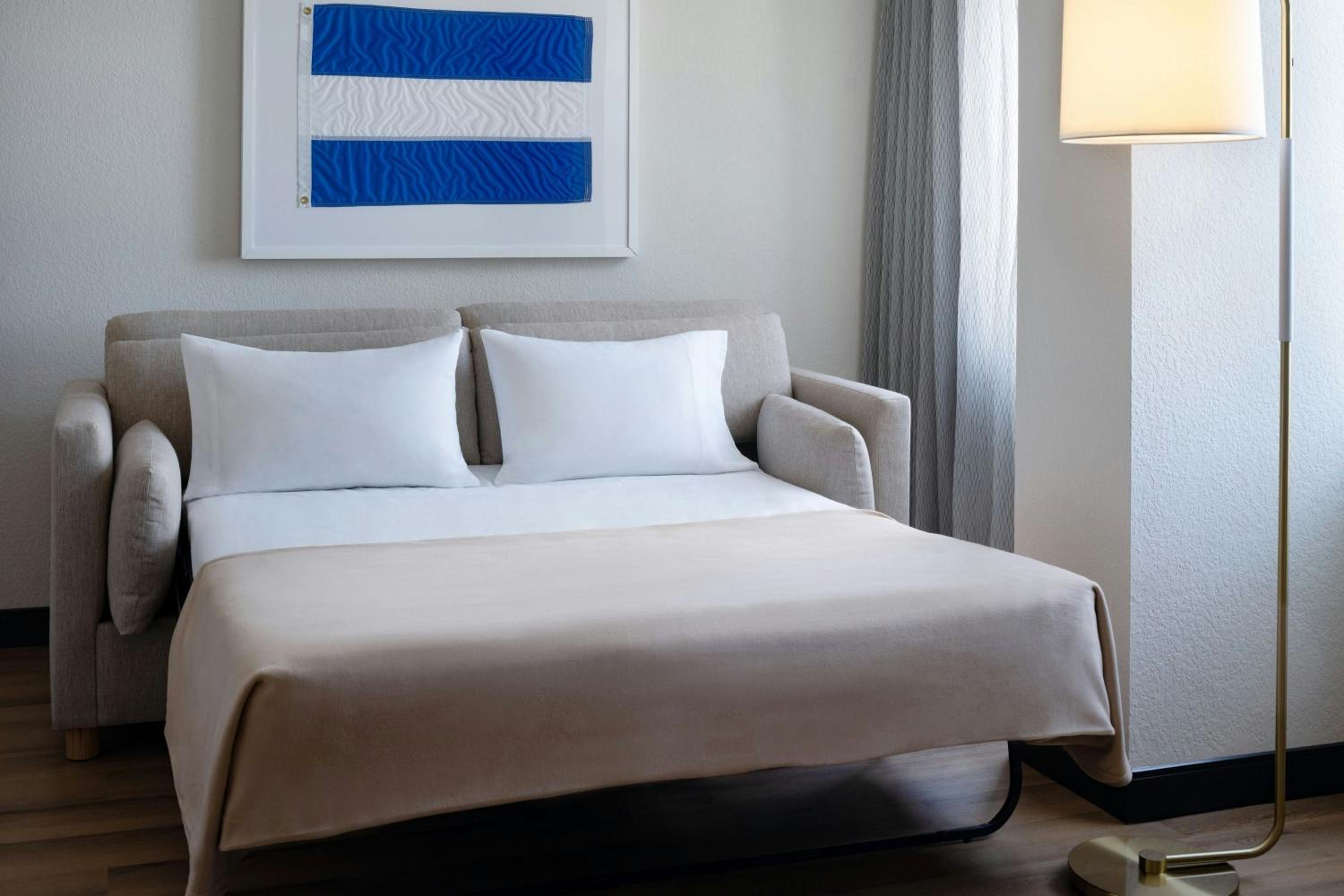 غرفة بسرير كينج بحوض استحمام لذوي الإعاقة، Renaissance Fort Lauderdale Marina Hotel 2/4