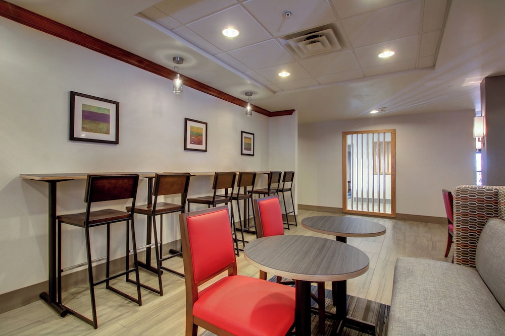 Holiday Inn Express Milwaukee N Brown Deer Mequon 52/67