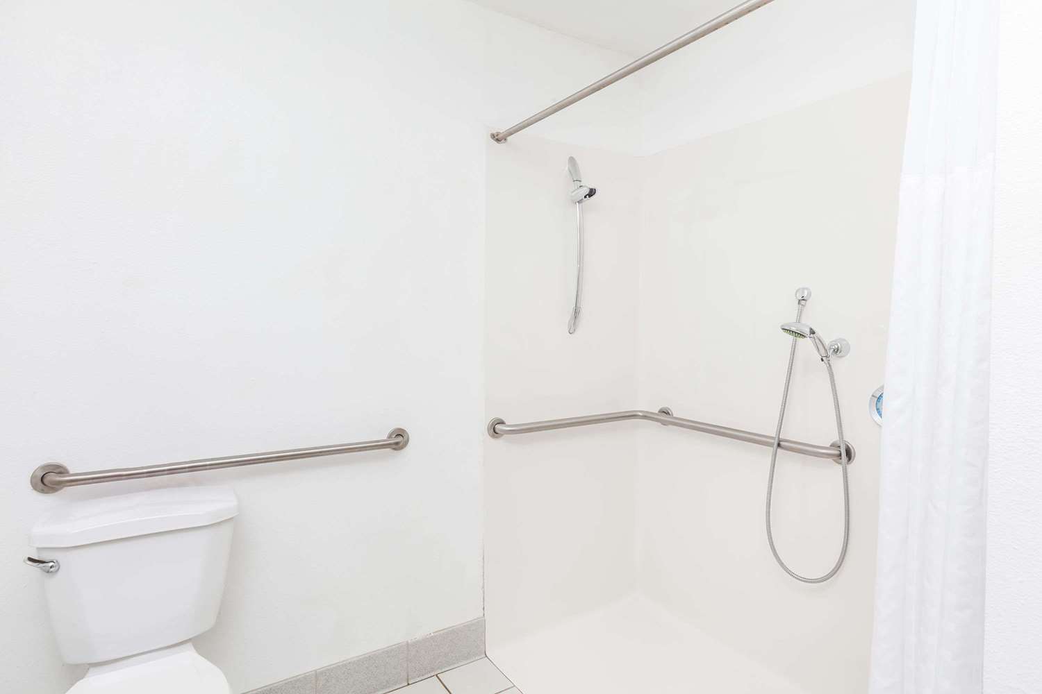 Days Inn & Suites By Wyndham Sunnyvale 35/36