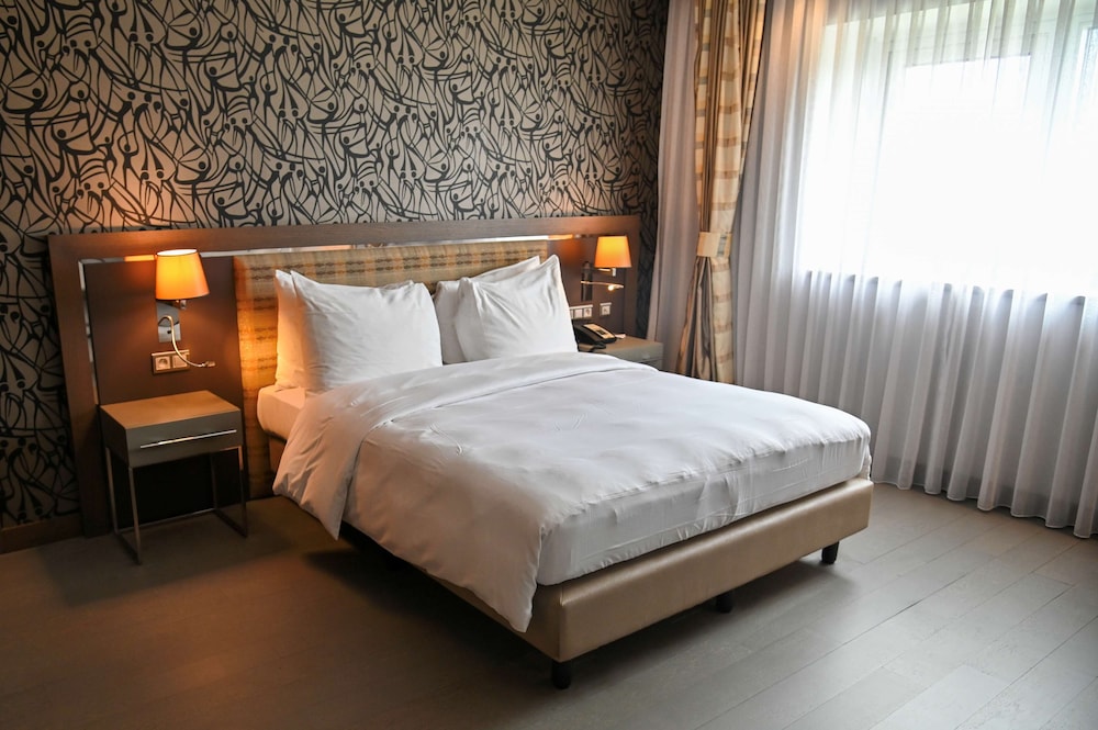 RADISSON BLU HOTEL, ABIDJAN AIRPORT 26/74