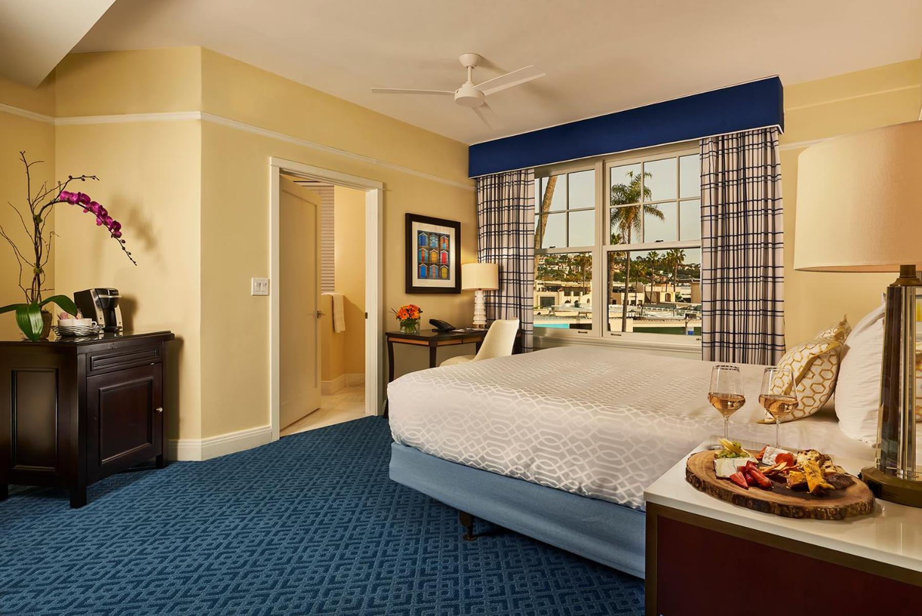 Colonial, King Bed