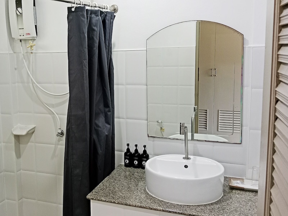 Ampha Place Hotel 51/53