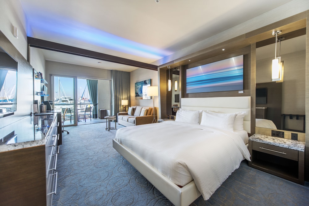 Suite, King Bed, Ocean View, Sofa, Sea Floor