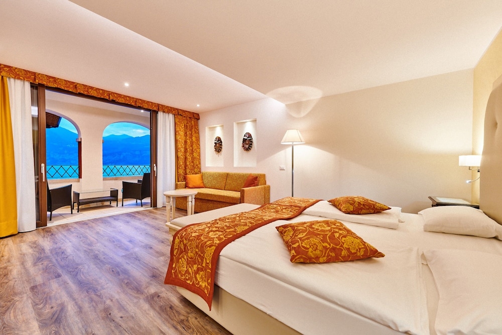 DELUXE, SUITE, QUEEN BED, LAKE SIDE, SOFA
