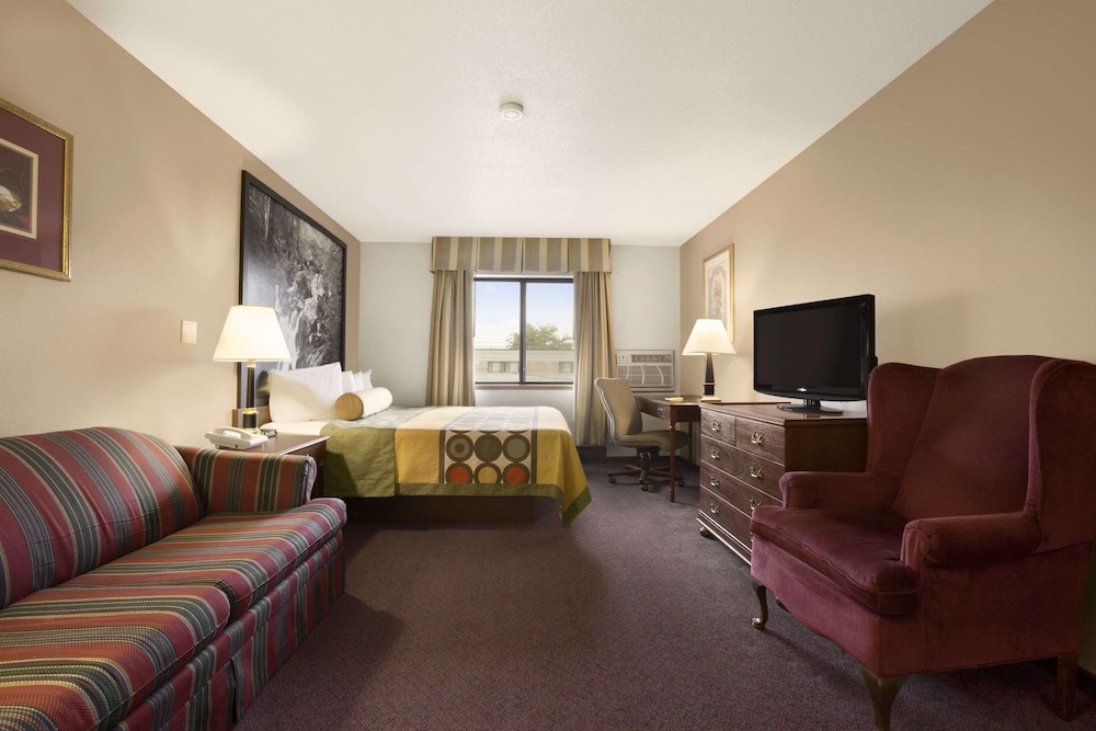 Super 8 By Wyndham Milwaukee Airport 41/57