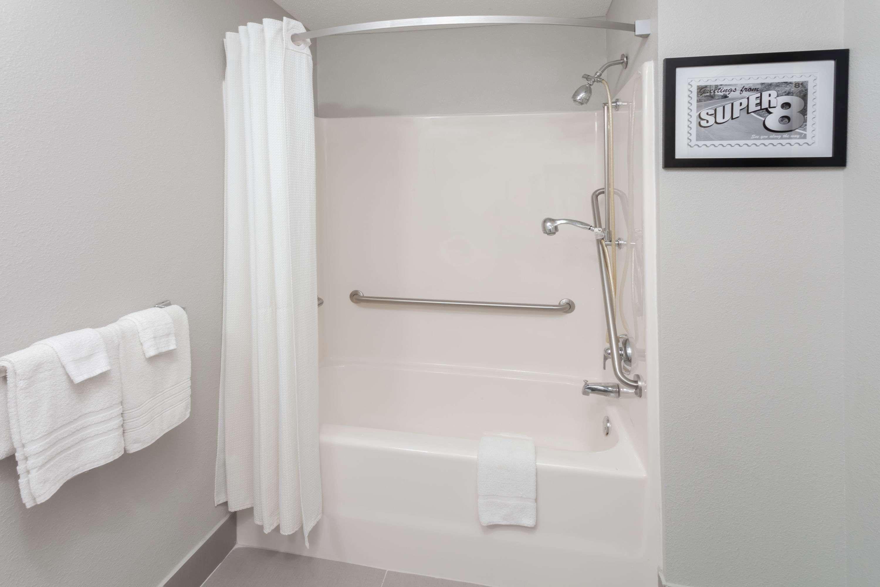Super 8 by Wyndham Rochester IN 13/16