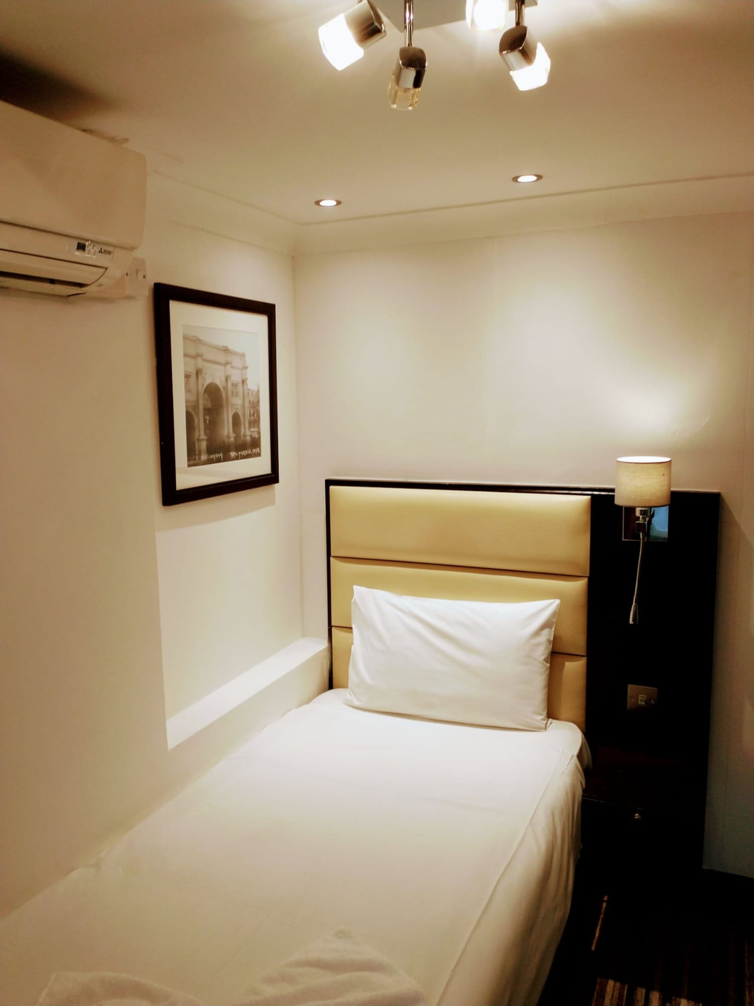 ROOM, SINGLE