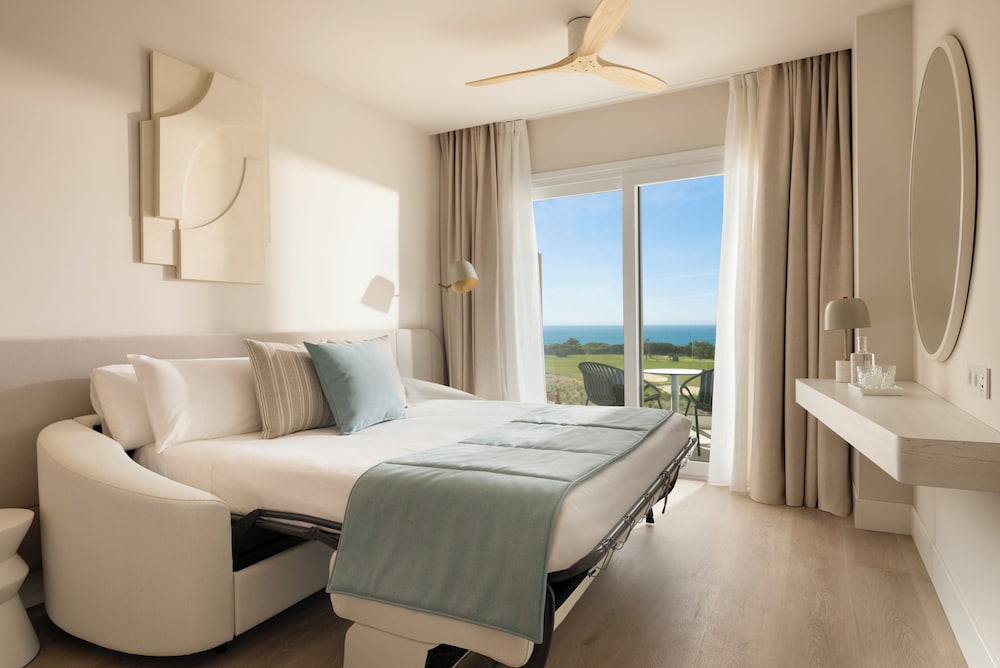 غرفة ثلاثية بسريرين منفصلين بإطلالة على البحر مع أريكة، Amare Beach Hotel Sancti Petri 5/10