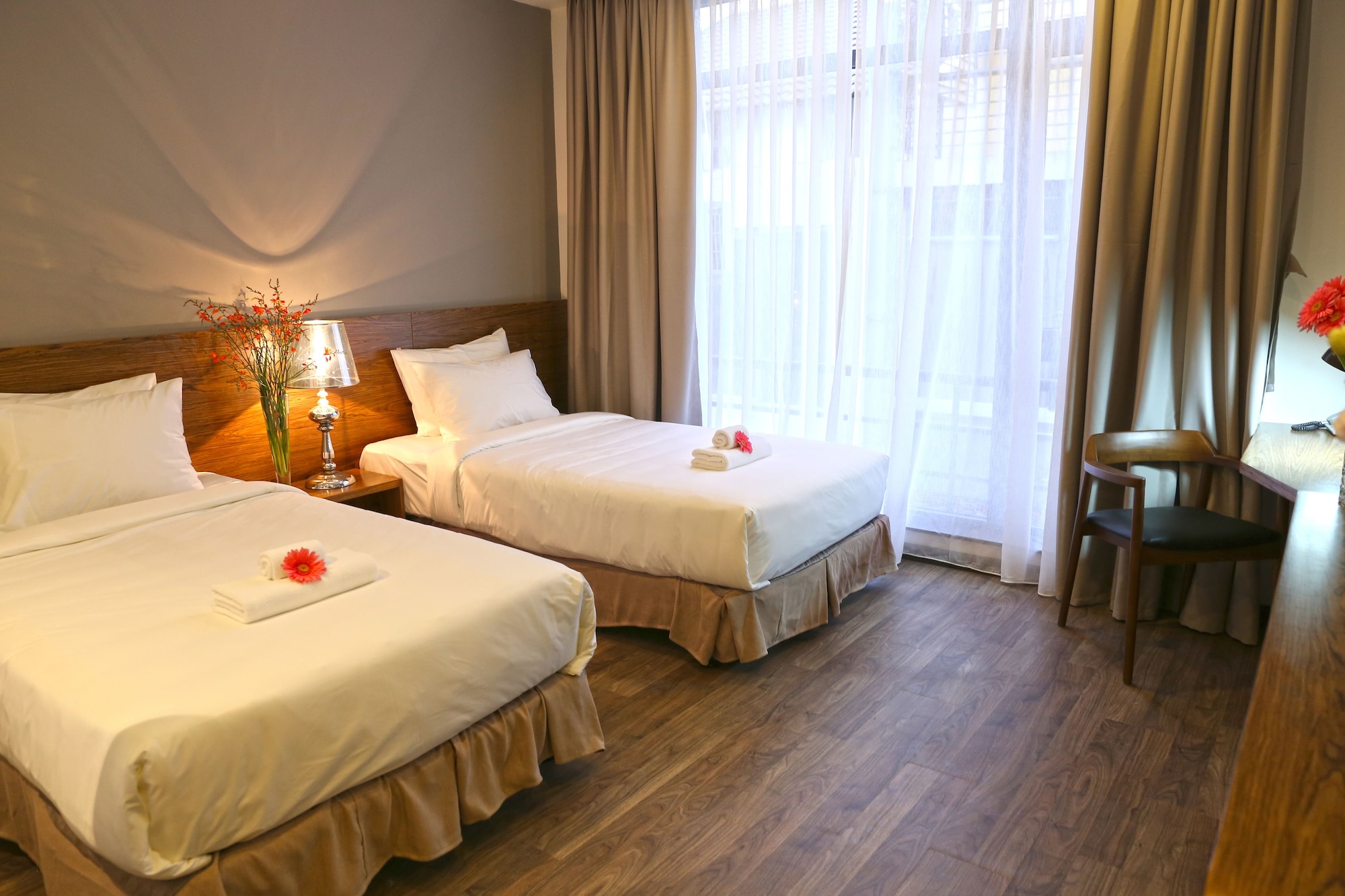 DELUXE, TWIN BEDS