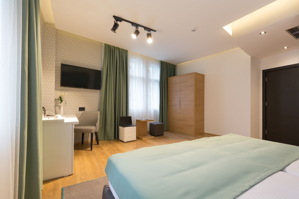 Capital Hotel Garni 16/55