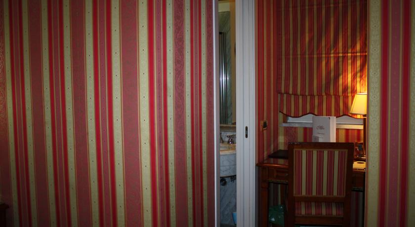 BAILEYS HOTEL 5/38