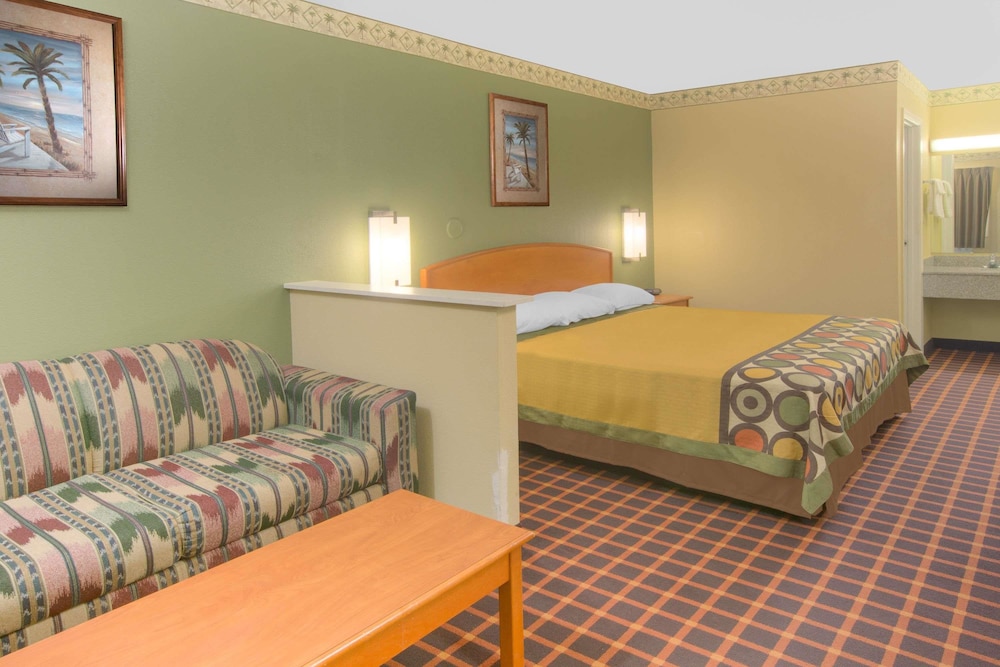 Super 8 By Wyndham Shreveport 7/28