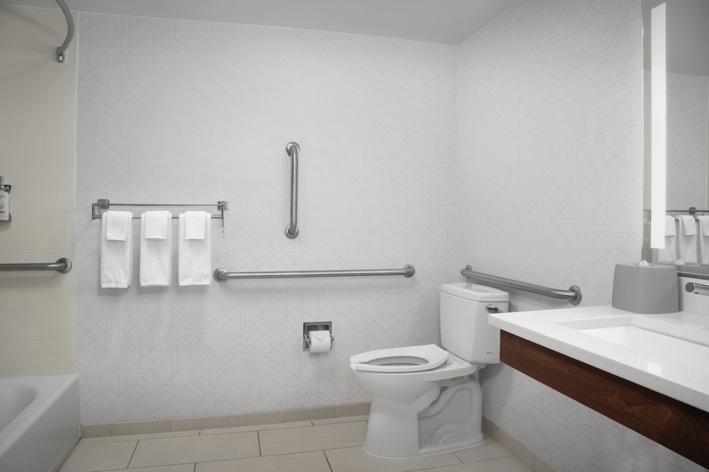 Holiday Inn Express Suites Alexandria Fort Belvoir 73/73