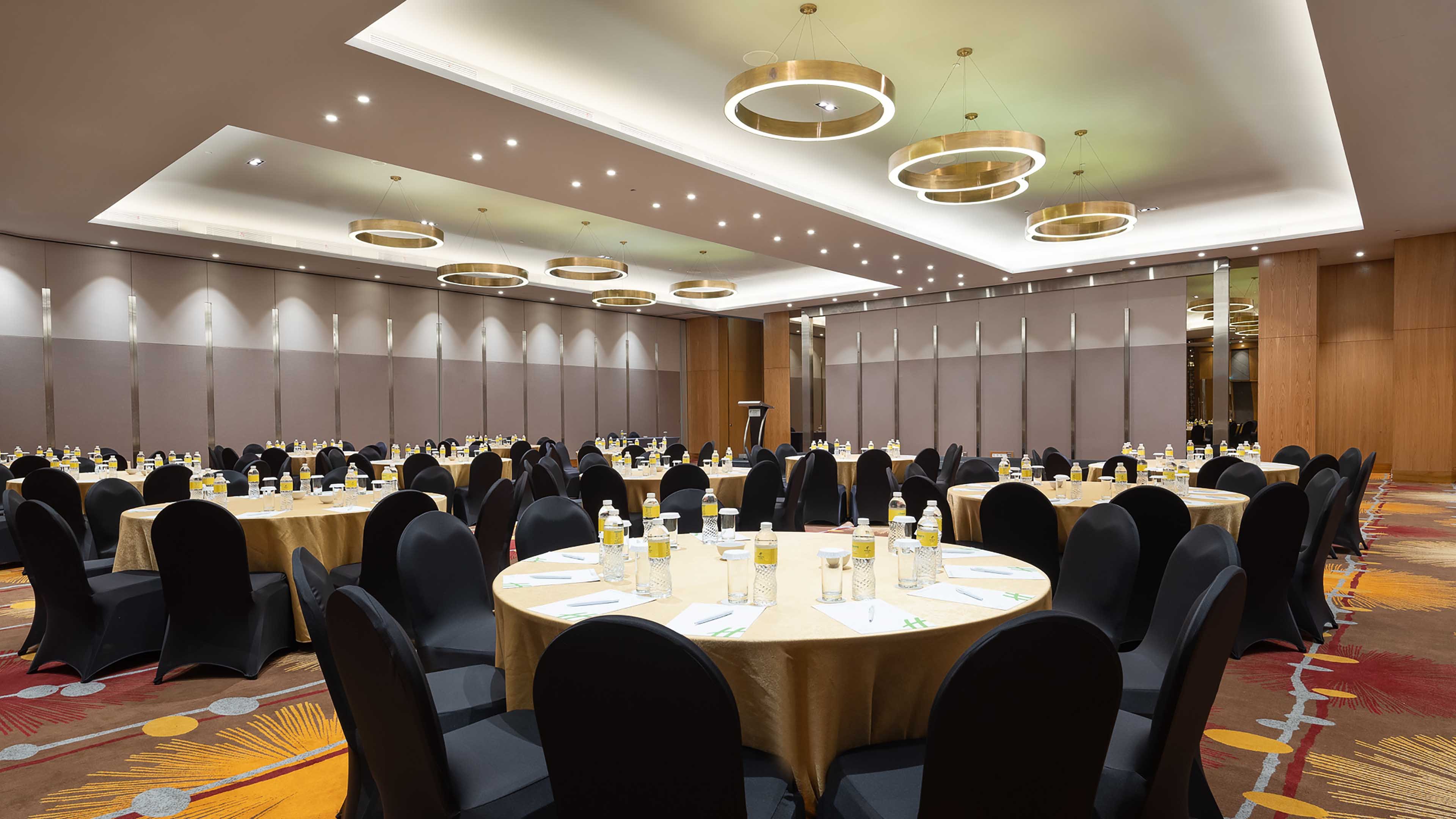 Holiday Inn Hotel Suites Jakarta Gajah Mada 67/77
