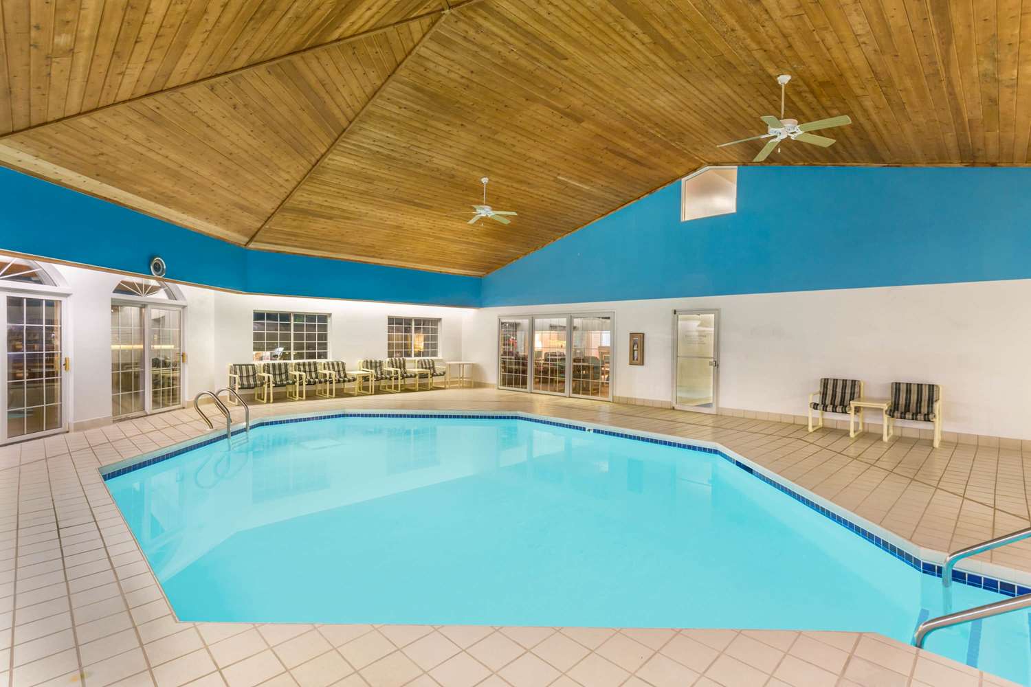 Super 8 by Wyndham Reedsburg 23/36