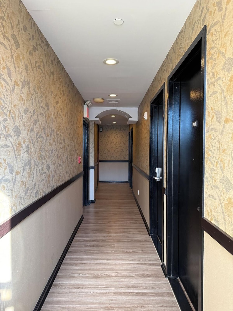 Hotel Key LaGuardia Airport 9/46