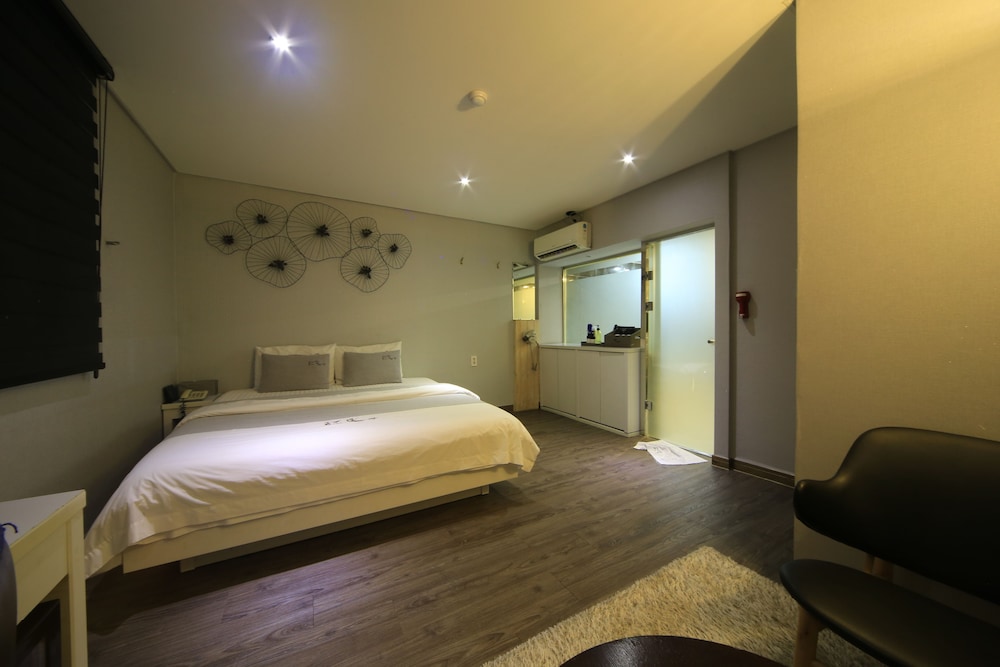 Busan H-Avenue Hotel Seomyeon Station 28/58