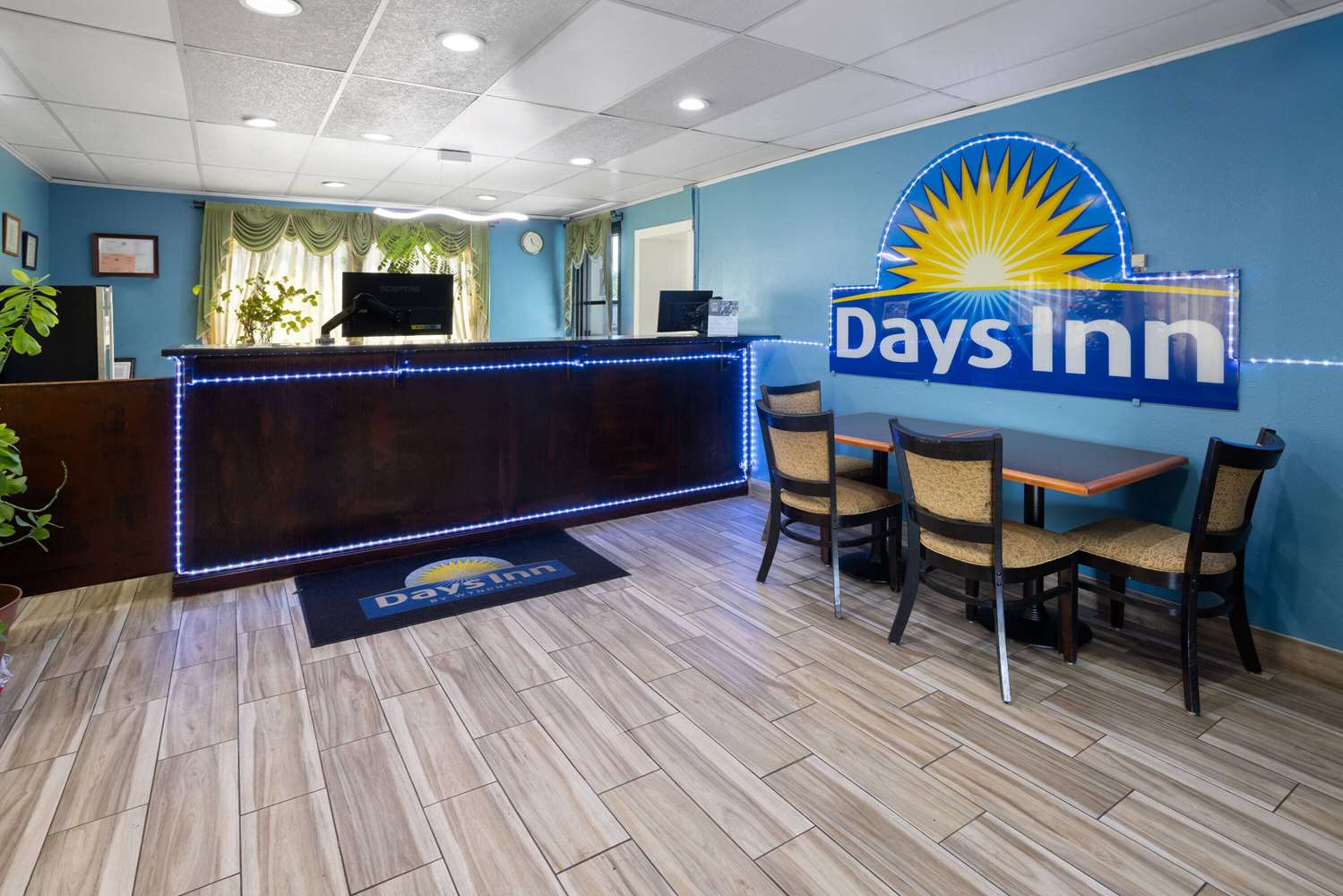 Days Inn by Wyndham Queensbury/Lake George 6/38