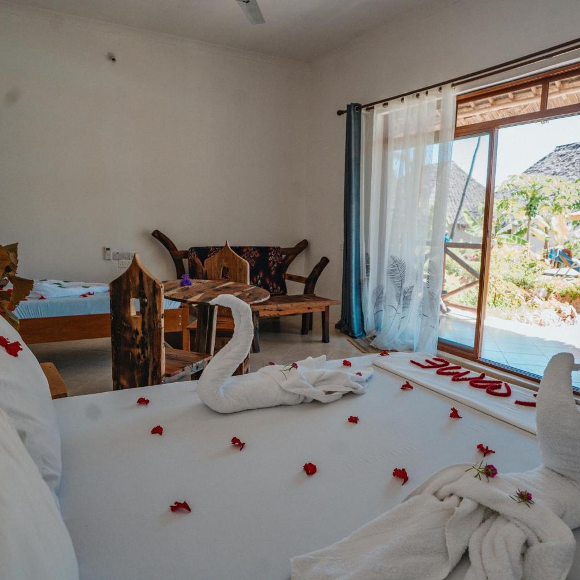 غرفة بسريرين منفصلين بإطلالة على المسبح، Bella Vista Resort Zanzibar 3/5
