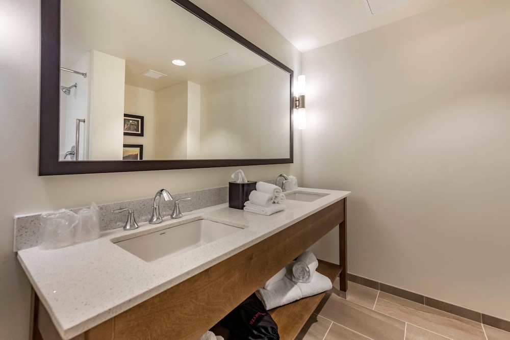 Suite, 2 Queen Beds, Sofa, Comfort Inn and Suites Pittsburgh Northshore, PA 4/4