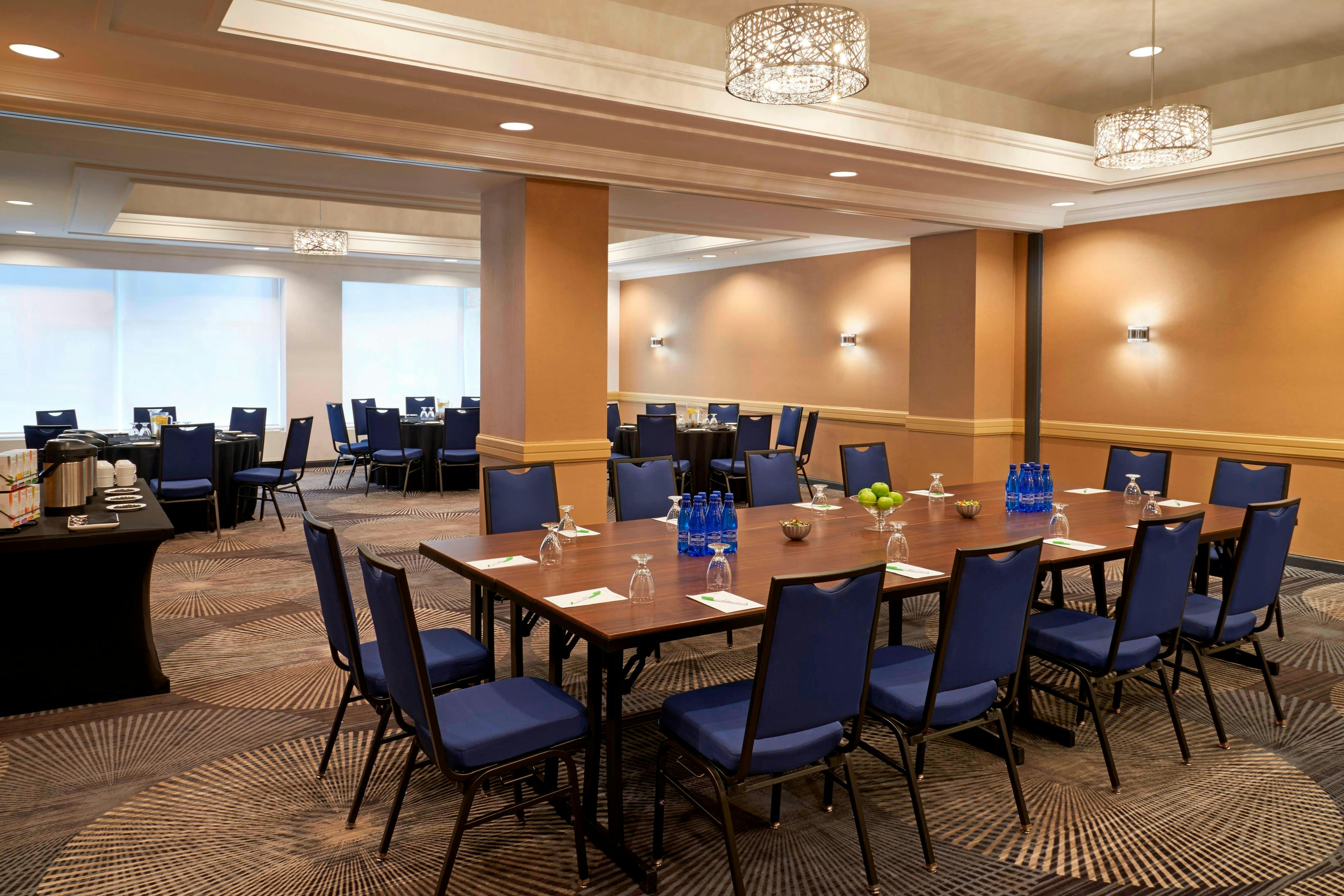 Courtyard By Marriott Downtown Toronto 22/25