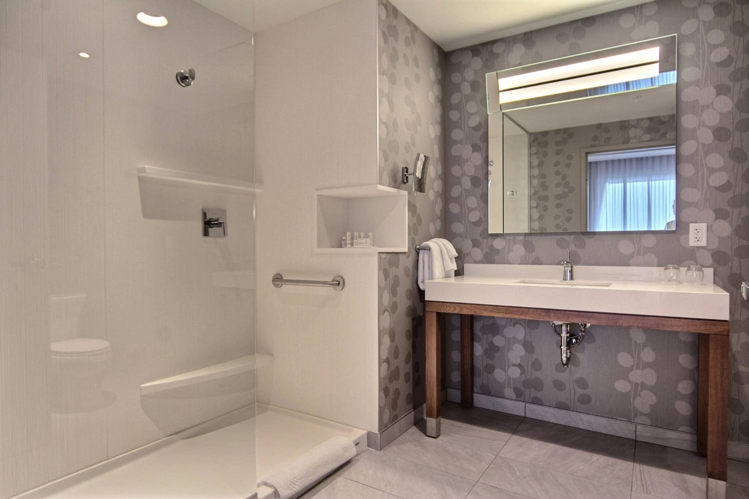 غرفة كبيرة بسرير كينج مع أريكة، Courtyard Quebec City 4/4