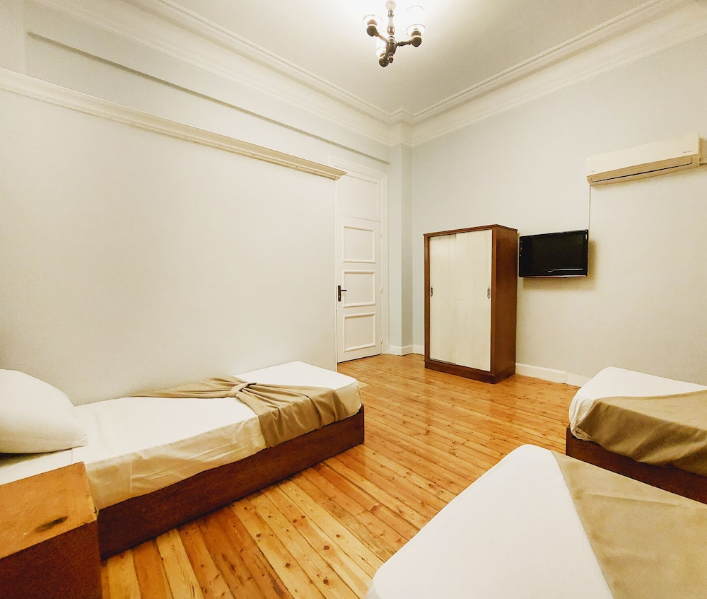 4 BEDROOMS, CLASSIC, QUADRUPLE