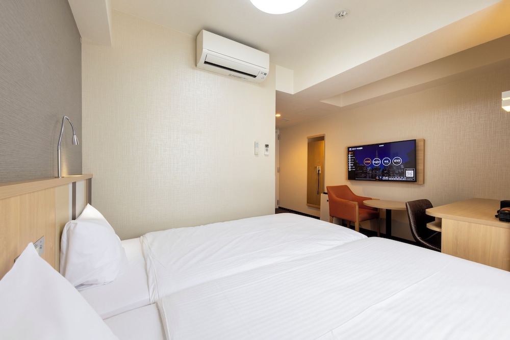 HOLLYWOOD, TWIN BEDS