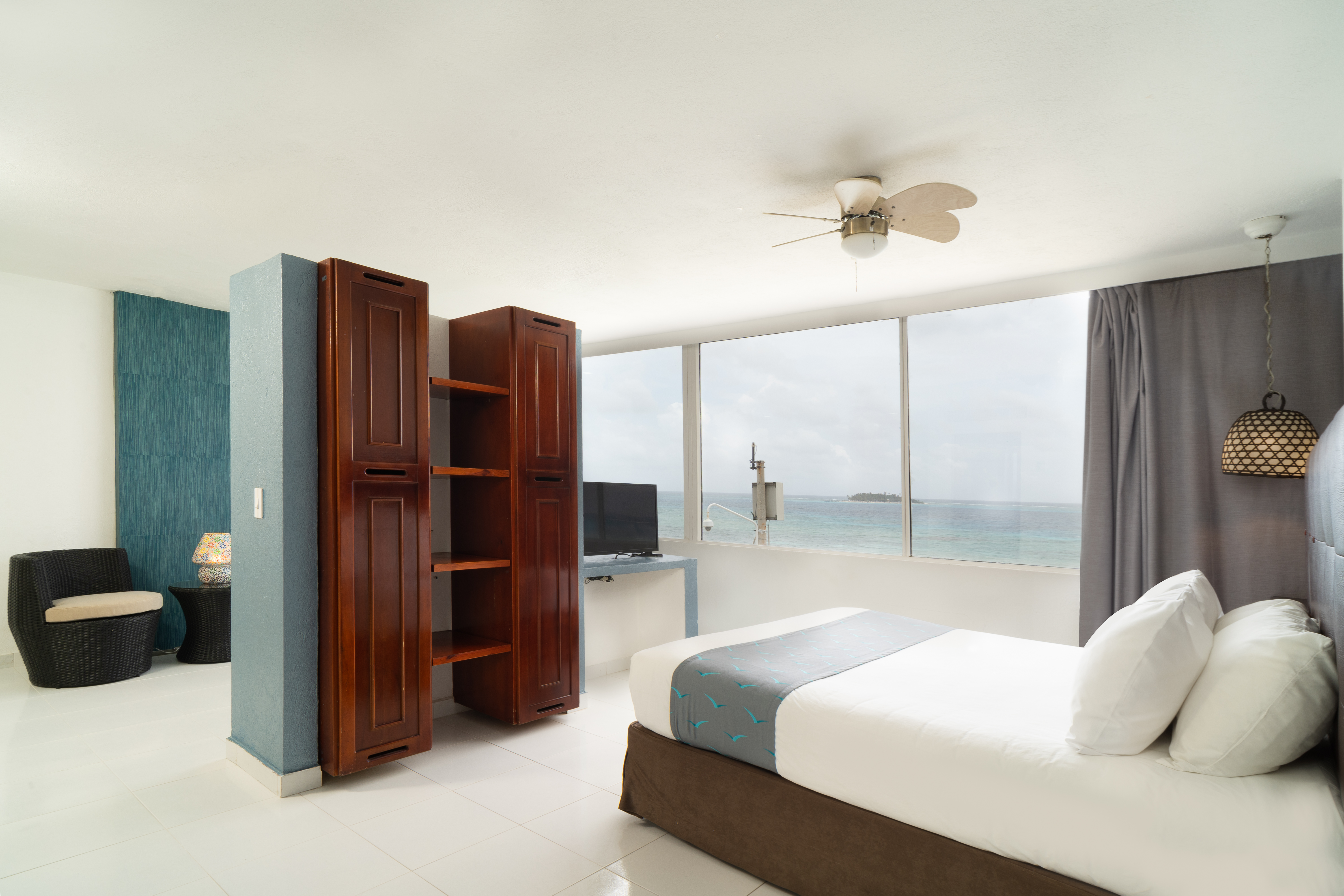غرفة بسرير كينج بإطلالة على البحر، Hotel Calypso Beach 2/4