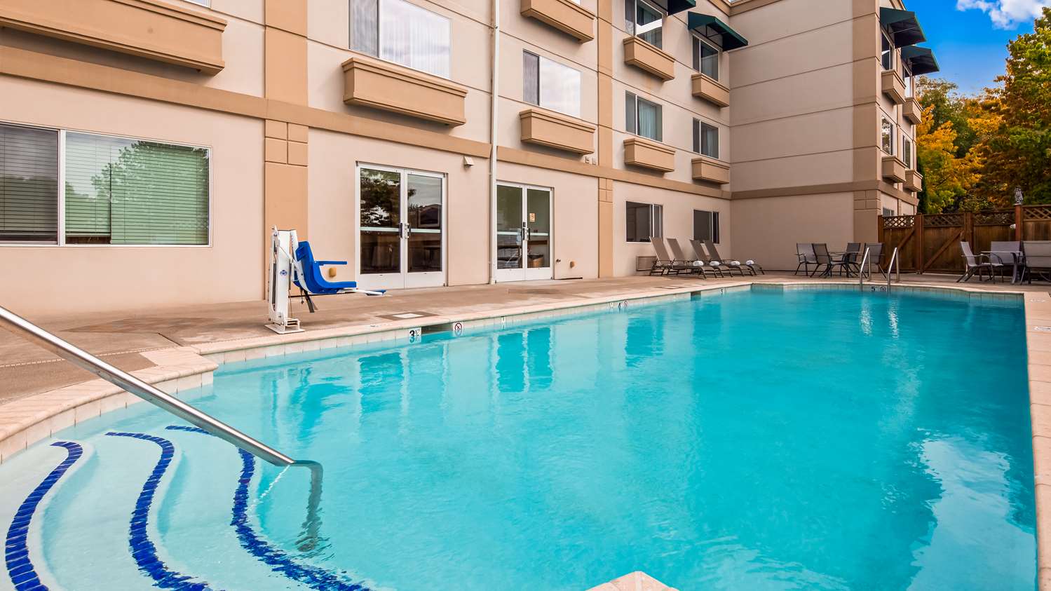 Best Western Plus Edmonds Harbor Inn 4/40