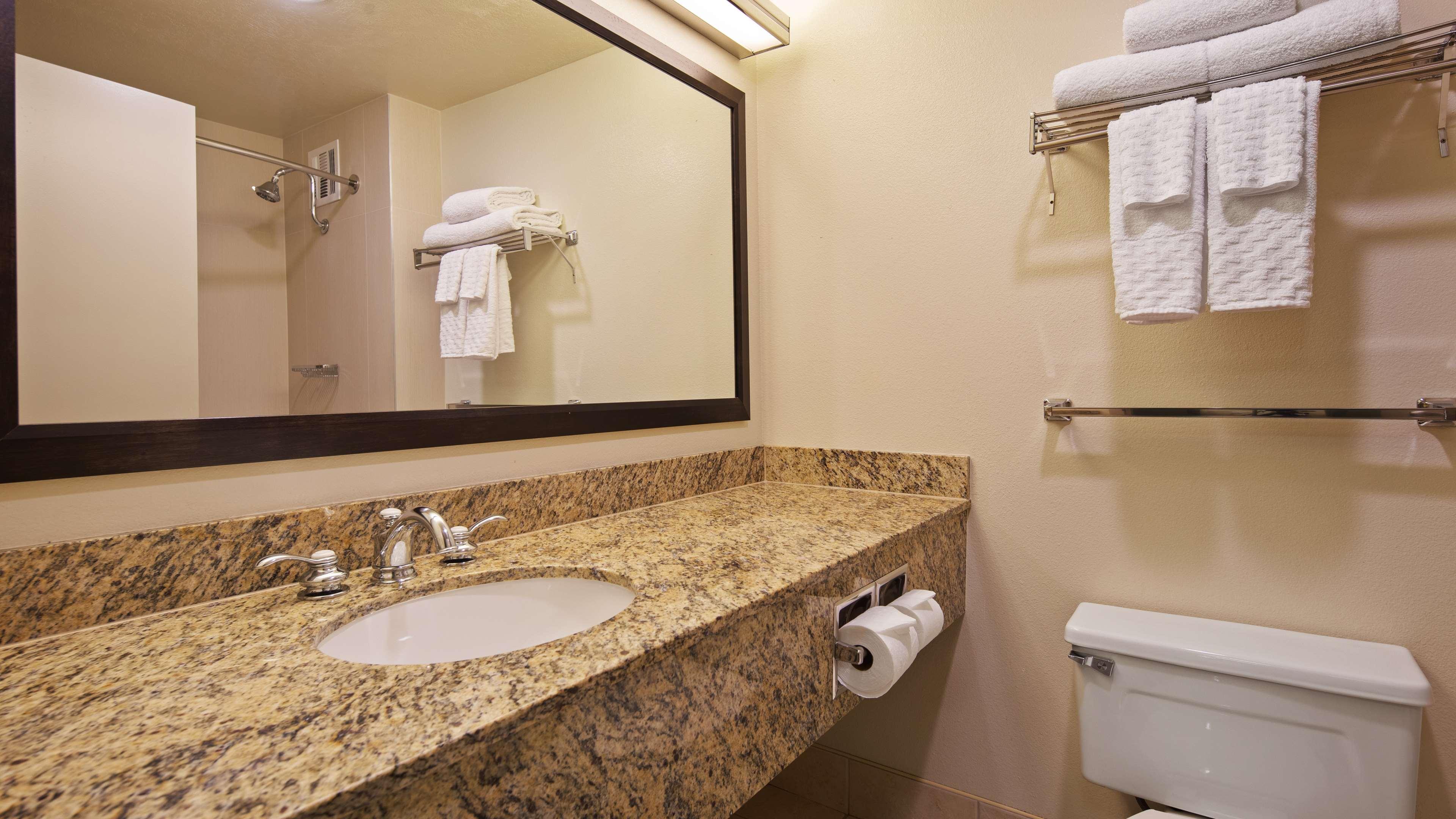 Room, King Bed, Partial Bay View, Balcony، Best Western Plus Bayside Inn 6/7